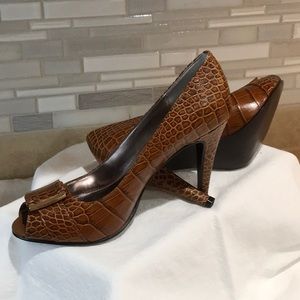 Tortoiseshell high-heeled shoes...